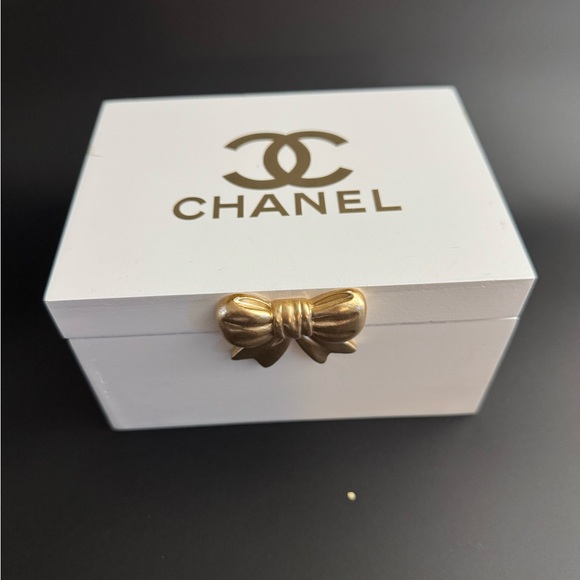 CHANEL White Box with Gold Bow Accent - Picture 2 of 5